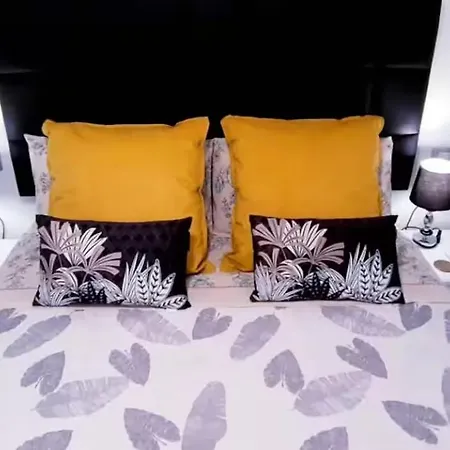 Sunny Pool Patio - 2 Bedrooms 2 Baths דירה אדחה